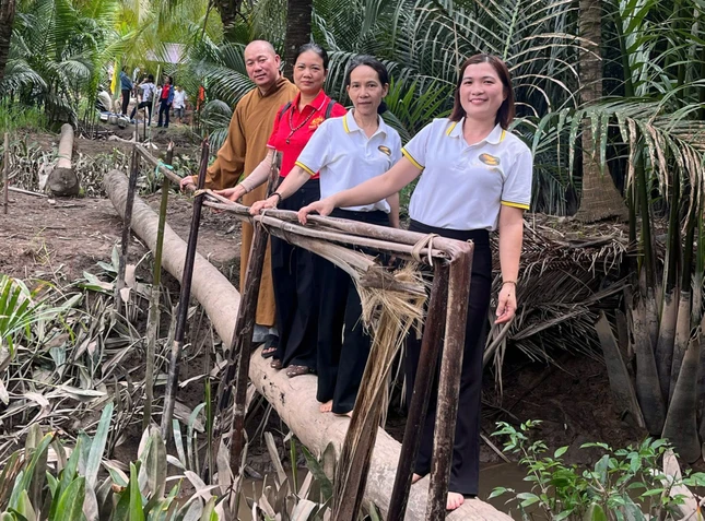 Cây "cầu dừa" này sẽ được thay thế bằng cây cầu kiên cố với bê-tông cốt thép - Ảnh: Đ.Q