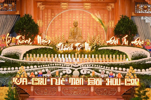 Tôn tượng Đức Thánh Tổ Ni Đại Ái Đạo - Kiều Đàm Di