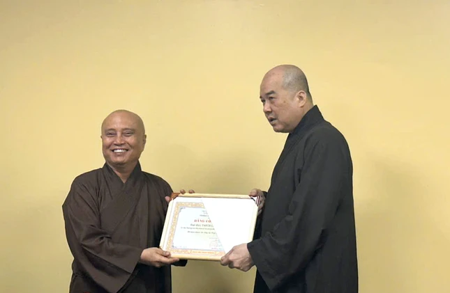 Thượng tọa Thích Truyền Cường trao Bằng tuyên dương công đức đến các thành viên trong Thường trực Thượng tọa Thích Truyền Cường trao Bằng tuyên dương công đức đến các thành viên trong Thường trực