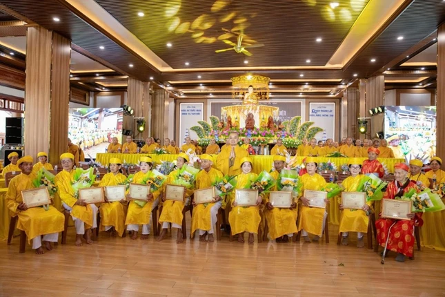 Các Phật tử được chúc mừng, nhận giấy mừng thọ