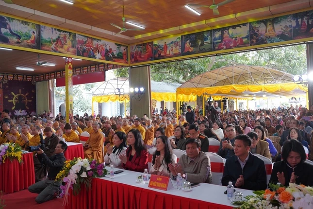 Chư tôn đức Tăng Ni, đại diện lãnh đạo các cơ quan và Phật tử tham dự