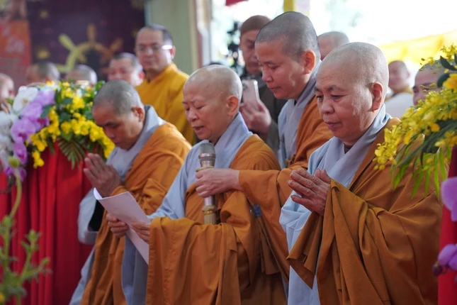 Ni sư Thích Đàm Hương, Trưởng tử, đại diện môn đồ đệ tử dâng lời khánh tuế