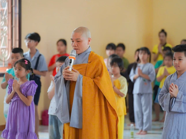 Sư cô Thích nữ Huệ Trí hướng dẫn thiếu nhi đảnh lễ Tam bảo