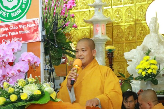 Đại đức Thích Lệ Duyên thông qua giấy chứng nhận đăng ký sinh hoạt tôn giáo tập trung Cát Tường