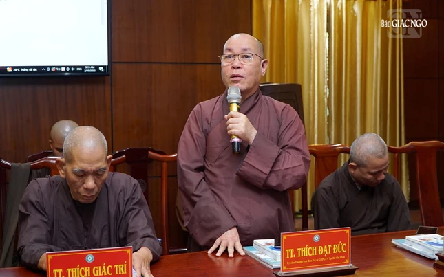 Thượng tọa Thích Đạt Đức, Phó Thường trực Ban Tăng sự TP.HCM đóng góp ý kiến liên quan công tác An cư kiết hạ