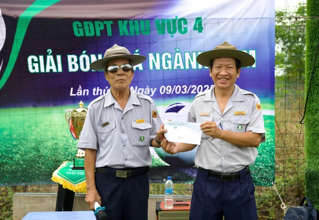 Huynh trưởng cấp Tấn Tâm Dũng - Nguyễn Hữu Tiến, Trưởng ban Điều hành khu vực IV nhận quà chúc mừng từ Phân ban Gia đình Phật tử TP.HCM Huynh trưởng cấp Tấn Tâm Dũng - Nguyễn Hữu Tiến, Trưởng ban Điều hành khu vực IV nhận quà chúc mừng từ Phân ban Gia đình Phật tử TP.HCM