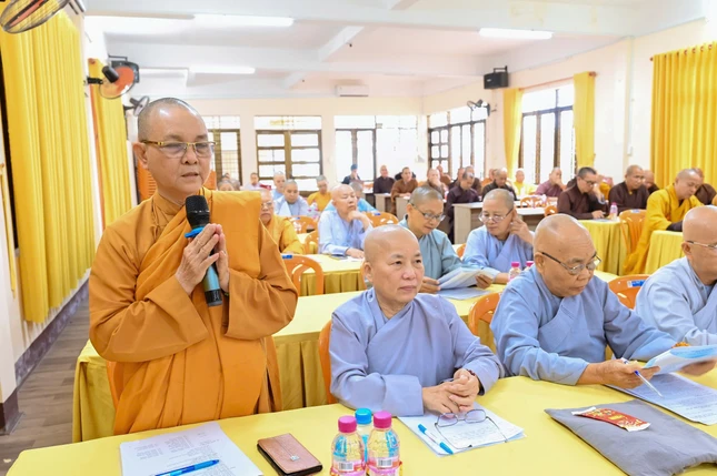 Đại biểu đóng góp ý kiến tại buổi họp