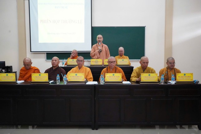 Thượng tọa Thích Quảng Lộc đúc kết buổi họp