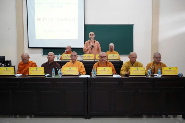 Thượng tọa Thích Quảng Lộc đúc kết buổi họp