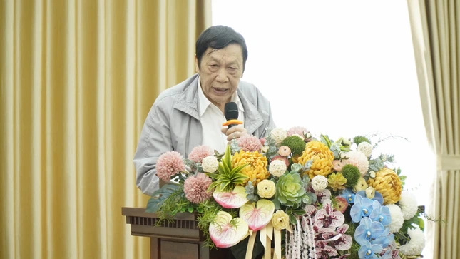 Giáo sư Lương Gia Tĩnh báo cáo đề dẫn