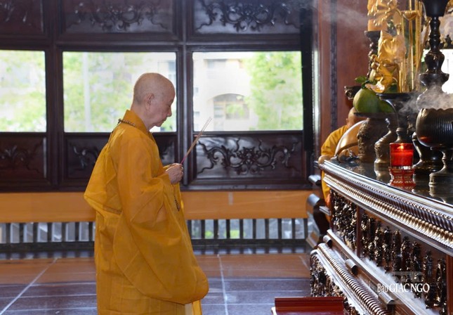 Đức Pháp chủ GHPGVN - Đại lão Hòa thượng Thích Trí Quảng niêm hương bạch Phật