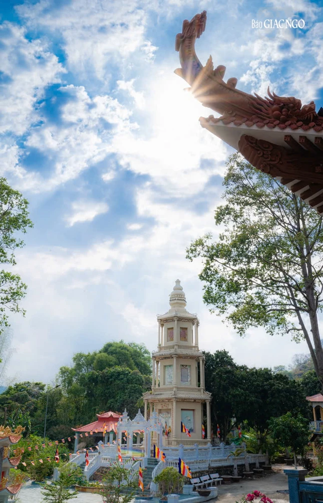 Bảo tháp Tổ sư Như Hiển Chí Thiền trong khuôn viên tổ đình Phi Lai