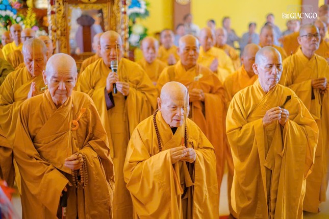 Chư vị giáo phẩm Hội đồng Chứng minh, Hội đồng Trị sự, môn phong tổ đình Phi Lai thành kính dâng hương tưởng niệm