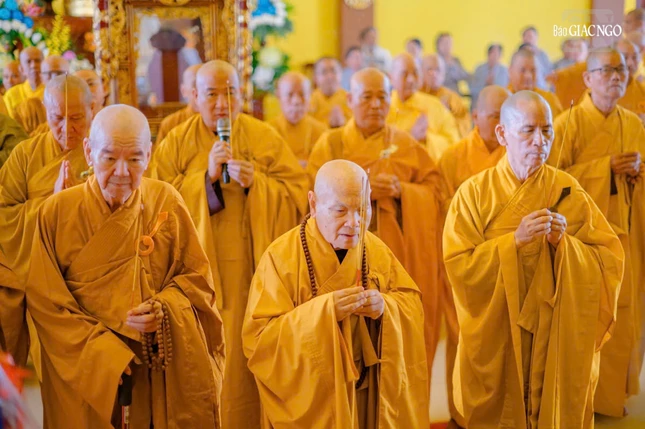 Chư vị giáo phẩm Hội đồng Chứng minh, Hội đồng Trị sự, môn phong tổ đình Phi Lai thành kính dâng hương tưởng niệm