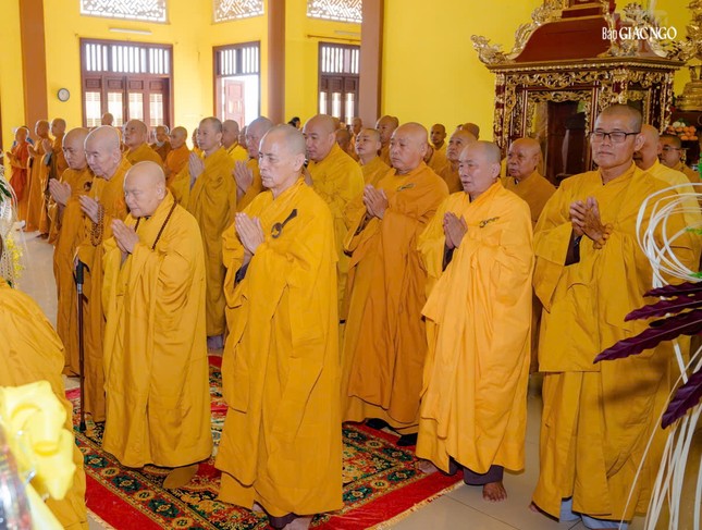 Chư tôn đức thành kính dâng nén tâm hương tưởng niệm, tri ân Tổ sư Như Hiển - Chí Thiền