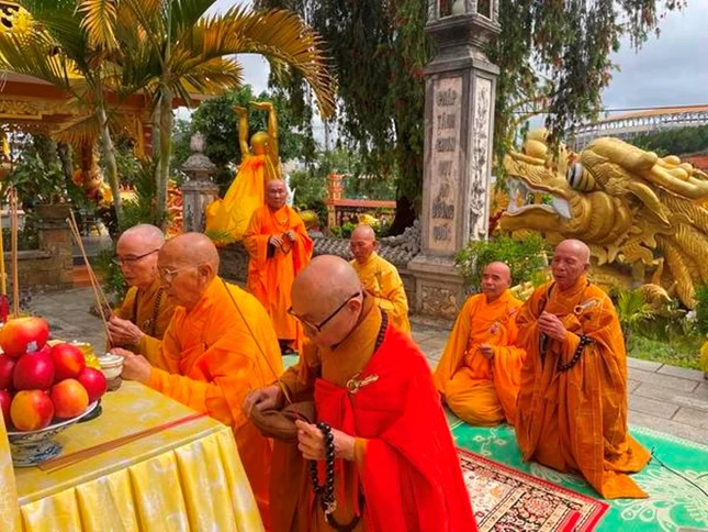 Chư tôn giáo phẩm thắp hương tưởng niệm tại bảo tháp cố Hòa thượng