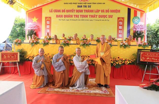 Trao con dấu của tịnh thất Dược Sư