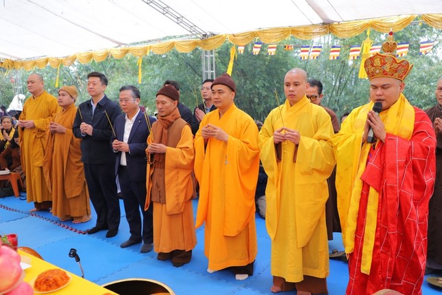 Chư tôn đức Ban Trị sự và đại diện chính quyền dâng hương cầu nguyện công trình sớm hoàn thành