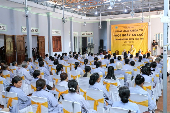 Hơn 100 tu sinh tham dự khóa tu “Một ngày an lạc” lần thứ 19