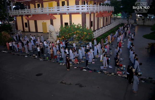 Phật tử, người dân TP.HCM trở về Việt Nam Quốc Tự đảnh lễ, cầu nguyện trước tôn tượng Đức Bồ-tát Quán Thế Âm trong khuôn viên chùa