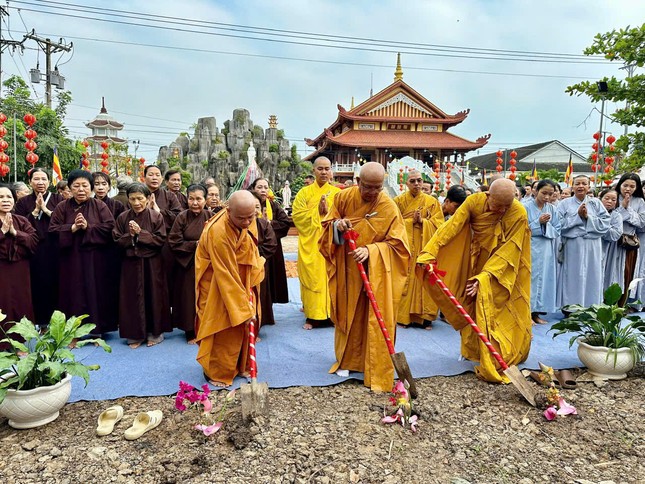 Chư tôn đức thực hiện nghi thức động thổ khởi công xây dựng tam quan chùa Bửu Thọ