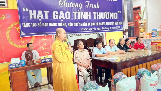 Thượng tọa Thích Mật Tịnh động viên bà con đến nhận quà