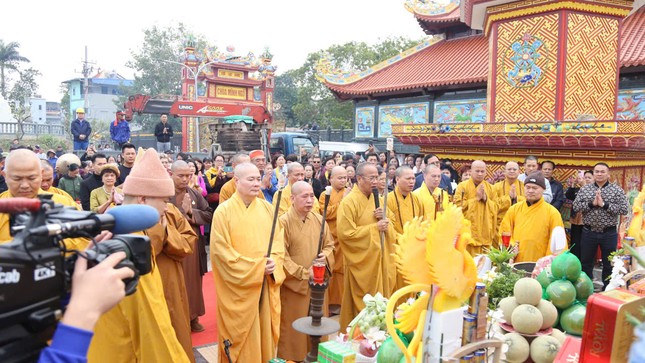 Chư tôn đức chú nguyện cho công trình rót đại hồng chung Chư tôn đức chú nguyện cho công trình rót đại hồng chung