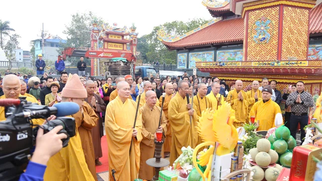 Chư tôn đức chú nguyện cho công trình rót đại hồng chung