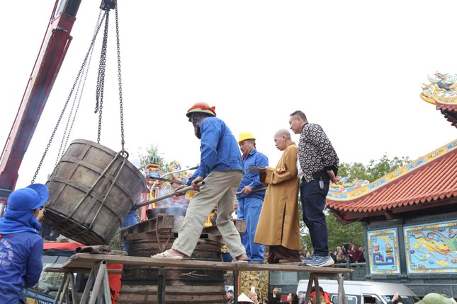 Những dòng đồng đầu tiên được rót vào khuôn chung Những dòng đồng đầu tiên được rót vào khuôn chung