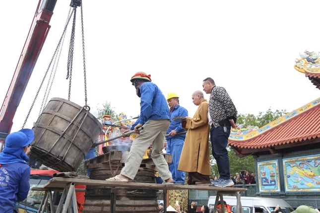 Những dòng đồng đầu tiên được rót vào khuôn chung