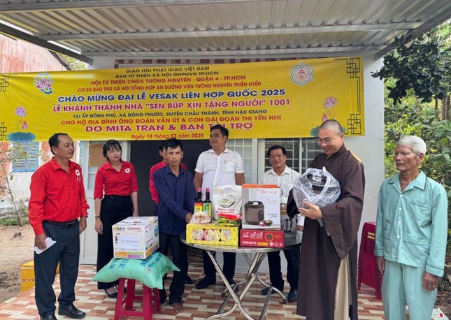 Đoàn bàn giao nhà và tặng quà đến gia đình ông Đoàn Văn Út