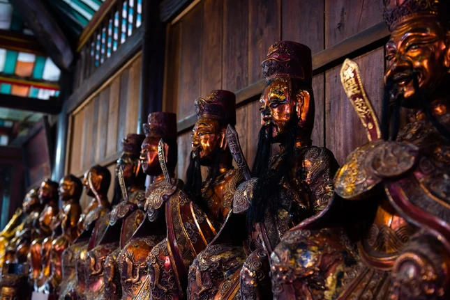 ... giữ giá trị cổ kính đặc trưng của phong cách điêu khắc gỗ xứ Bình Dương xưa