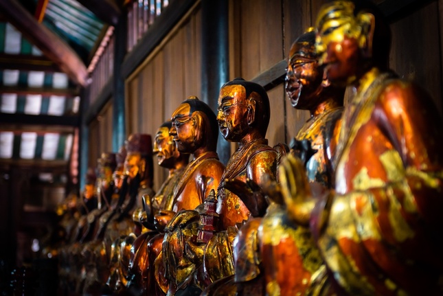 Tôn tượng các vị La Hán và thập điện Minh Vương được chạm khắc tinh xảo bằng gỗ mít, được sơn son thép vàng...