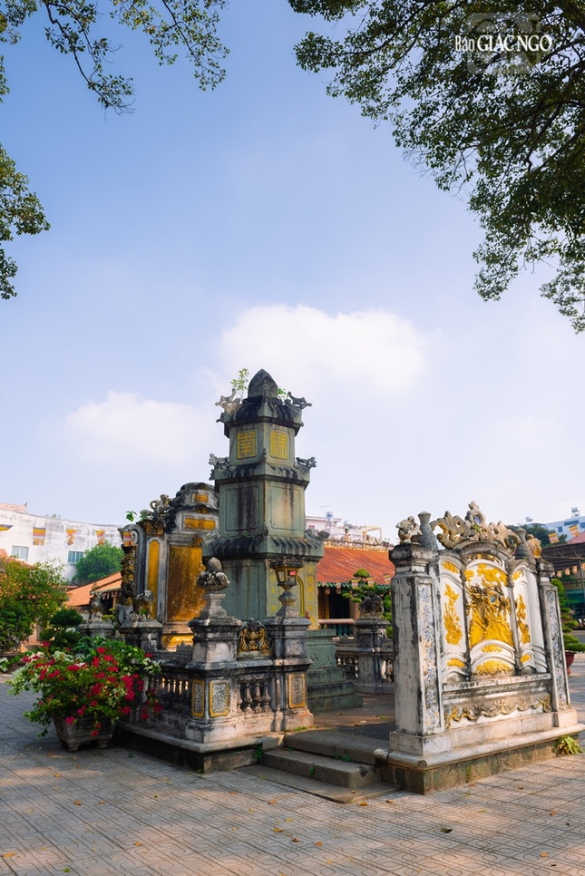 Tháp Hòa thượng Từ Văn trong khuôn viên chùa Hội Khánh