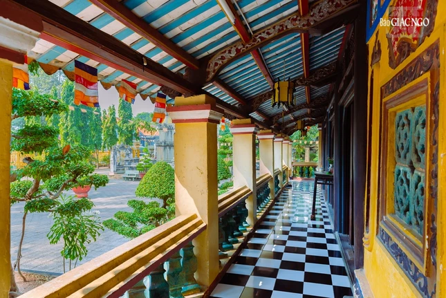 Hành lang thông thoát vẫn mang nét cổ kính với các bao lam bằng gốm sứ