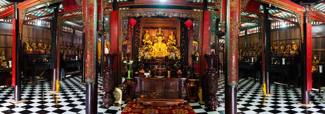 Kiến trúc chùa gồm 5 phần: tiền điện, chánh điện, hậu đường với 92 cột gỗ quý, Đông lang và Tây lang được bố trí theo kiểu “trùng thiềm, trùng lương”, kiểu kiến trúc biến tấu đặc biệt của chùa cổ ở Nam Bộ