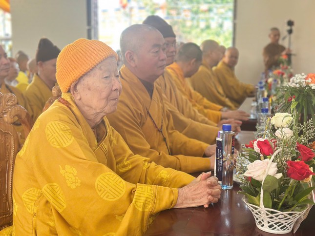 Trưởng lão Hòa thượng Thích Thanh Dục, Phó Pháp chủ Hội đồng Chứng minh quang lâm chứng minh