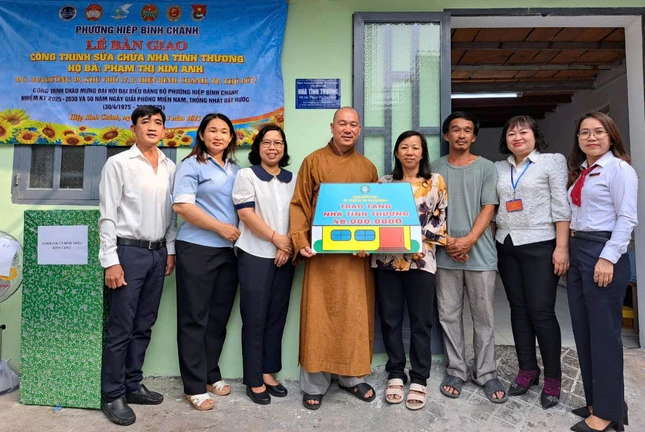 Đại diện nhà tài trợ và lãnh đạo địa phương trao quà đến bà Kim Anh