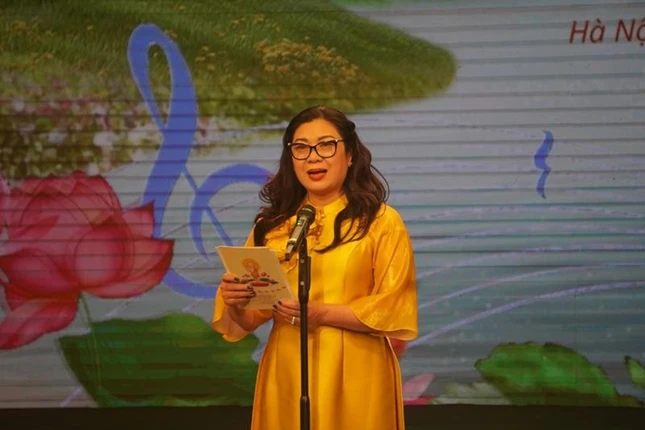 NSƯT Cao Ngọc Ánh, đại diện Hội đồng Nghệ thuật thẩm định phát biểu tại tại buổi trao giải