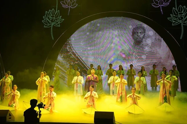 Chương trình nghệ thuật Phật giáo Sáng đạo trong đời là ca khúc Vesak ca, lời thơ: Hòa thượng Thích Thọ Lạc, âm nhạc: Minh Đạo, Biên đạo múa: Cao Tùng, biểu diễn: Lê Việt Anh, tốp ca nam nữ và Vũ đoàn CT dance trình diễn