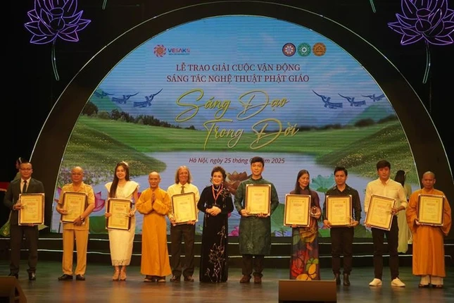 Hoà thượng Thích Thanh Điện trao tặng và chúc mừng tới 11 tác phẩm và tác giả đã đạt Giải khuyến khích