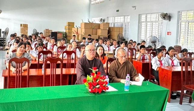 Chư tôn đức và học sinh tham dự Chư tôn đức và học sinh tham dự