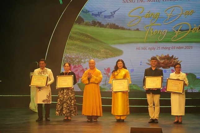 Ban Tổ chức đã trao tặng hoa và cảm ơn các thành viên của Hội đồng Nghệ thuật