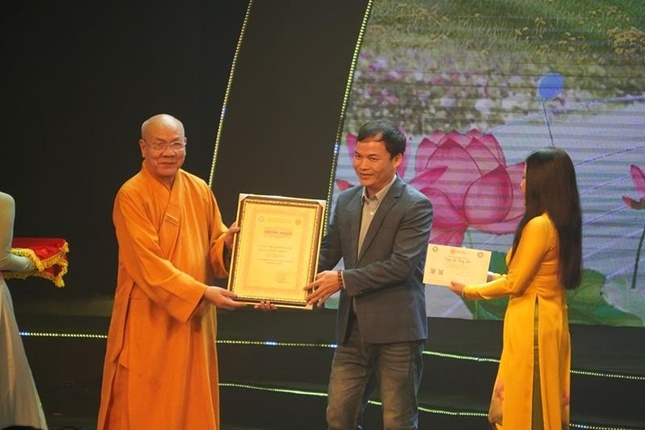Hòa thượng Thích Quảng Tùng trao tặng chúc mừng Giải nhì, tác phẩm Quan Âm mẹ từ bi của tác giả Nguyễn Xuân Trí