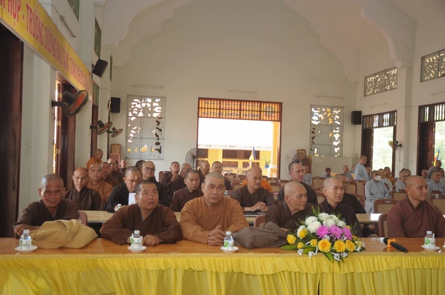 Chư tôn đức tham dự họp