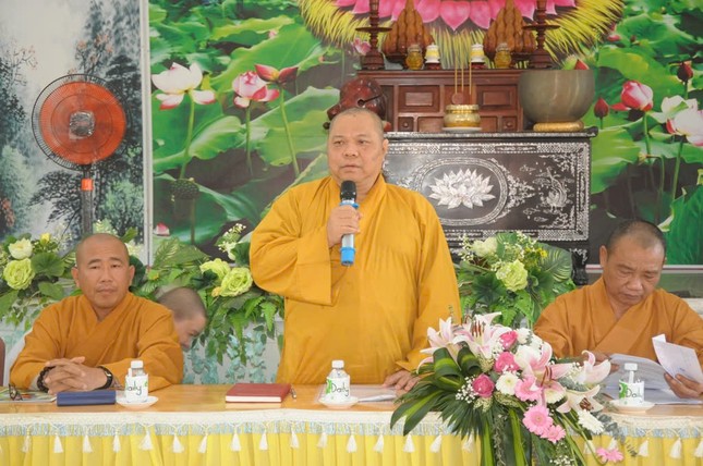 Thượng tọa Thích Nhuận Trí điều hành buổi họp của Phật giáo H.Long Đất sau sáp nhập từ H.Long Điền và H.Đất Đỏ