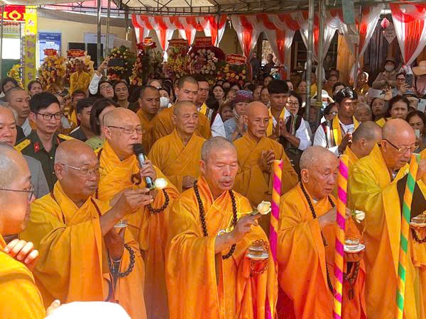 Chư tôn đức cử hành lễ sái tịnh, cầu nguyện công trình xây dựng chùa Phước Sơn được thành tựu viên mãn