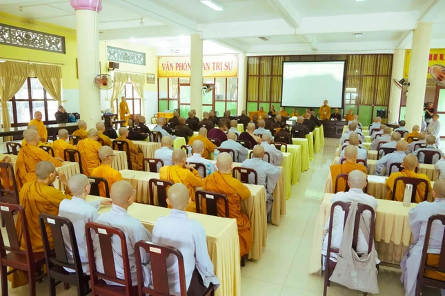 Ban Giám khảo sinh hoạt nội quy kỳ sơ khảo đến giới tử