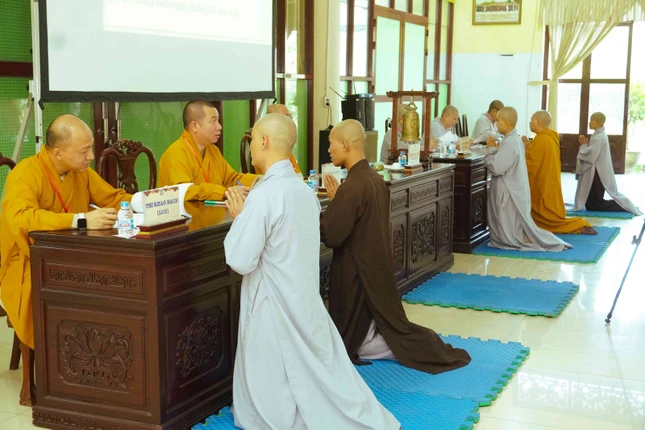 Giới tử trả lời vấn đáp Phật pháp trước giám khảo