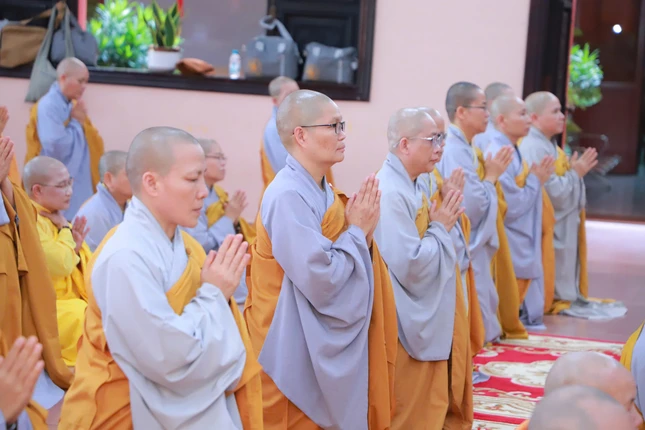 Chư Ni đảnh lễ trước Giác linh Ni trưởng Thích nữ Chí Kiên